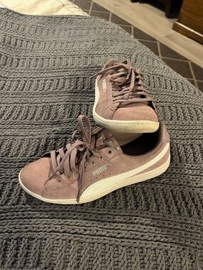 Puma Women's Suede Sneaker in Dusty Mauve with White Stripe (sz 7)